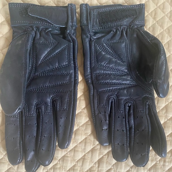 Harley-Davidson® Women's Skull Full-Finger Black Leather Gloves 98381-10VW - Picture 2 of 4